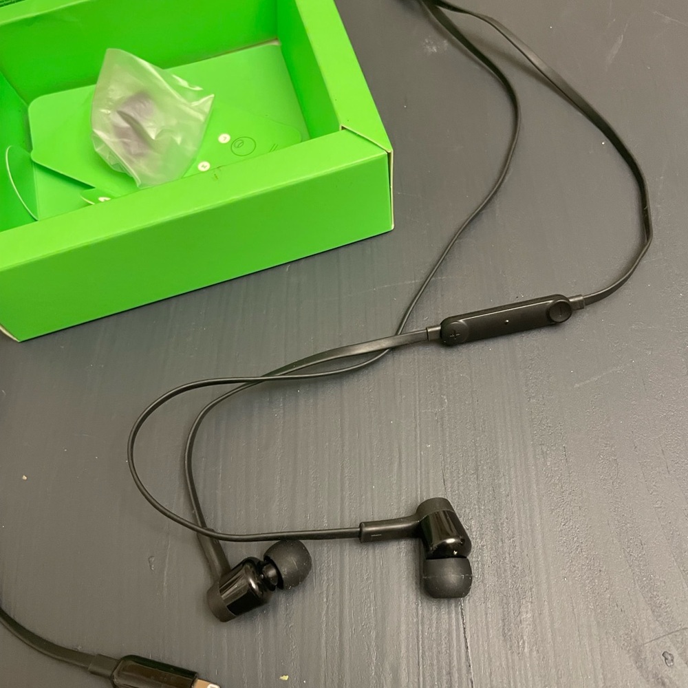 belkin wired in ear-bud headphones compatible with Apple iPhones and iPads